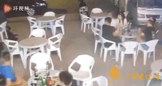 警方通報(bào)小車沖過夜市撞飛數(shù)人 這一幕太驚險(xiǎn)了！