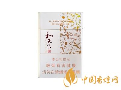 2020白沙和天下價(jià)格表和圖片 2020和天下香煙是白沙牌香煙中的一種，說(shuō)起和天下香煙，相信大家都認(rèn)識(shí)，和天下是高端香煙品牌,隸屬于湖南中煙工業(yè)有限責(zé)任公司，那么，2020年白沙和天下多少錢(qián)一包呢?趕緊來(lái)看看吧!  和天下香煙  和天下香煙時(shí)尚大氣的包裝　簡(jiǎn)潔流暢的線條　以紫色為主色調(diào)的搭配　無(wú)一不顯示出和天下的不凡紫色在中國(guó)傳統(tǒng)里是尊貴的顏色，如北京故宮又稱(chēng)為“紫禁城”亦有所謂“紫氣東來(lái)” 口感上此款雅香綿滑，香氣醇和，余味純凈，實(shí)屬難得一見(jiàn)的神品啊!  系列產(chǎn)品  和天下(尊尚中支)  類(lèi)型： 烤煙型  煙氣煙堿量： 0.0 mg  煙長(zhǎng)： 84 mm  過(guò)濾嘴長(zhǎng)： 25 mm  包裝形式： 條盒硬盒  單盒支數(shù)： 20  銷(xiāo)售形式： 國(guó)產(chǎn)內(nèi)銷(xiāo)  生產(chǎn)狀態(tài)： 待上市  備注： 白沙和天下尊尚中支  和天下(尊尚5000)  類(lèi)型： 烤煙型  煙氣煙堿量： 0.0 mg  煙長(zhǎng)： 88 mm  過(guò)濾嘴長(zhǎng)： 25 mm  包裝形式： 條盒硬盒  單盒支數(shù)： 20  銷(xiāo)售形式： 國(guó)產(chǎn)內(nèi)銷(xiāo)  生產(chǎn)狀態(tài)： 已上市  備注： 白沙和天下尊尚5000  白沙(硬和天下雙中支)  單盒參考價(jià)： 90 元  條盒參考價(jià)： 900 元  條盒批發(fā)價(jià)： 763.2 元  小盒條形碼： 6901028204798  條包條形碼： 6901028204804  白沙(和天下天下韶山)  單盒參考價(jià)： 100 元  條盒參考價(jià)： 1000 元  小盒條形碼： 6901028196925  條包條形碼： 6901028196932  白沙(軟和天下檀香)  單盒參考價(jià)： 100 元  條盒參考價(jià)： 1000 元  條盒批發(fā)價(jià)： 763.2 元  白沙(和天下細(xì)支)  單盒參考價(jià)： 100 元  條盒參考價(jià)： 1000 元  條盒批發(fā)價(jià)： 720.8 元  小盒條形碼： 6901028196048  條包條形碼： 6901028196055  白沙(軟和天下)  單盒參考價(jià)： 100 元  條盒參考價(jià)： 1000 元  條盒批發(fā)價(jià)： 720.8 元  小盒條形碼： 6901028196017  條包條形碼： 6901028196024  白沙(和天下)  單盒參考價(jià)： 100 元  條盒參考價(jià)： 1000 元  條盒批發(fā)價(jià)： 848 元  小盒條形碼： 6901028196925  條包條形碼： 6901028196932  通過(guò)以上的信息可以了解到2020年白沙和天下的價(jià)格，以上就是香煙網(wǎng)為您提供的關(guān)于2020白沙和天下價(jià)格表和圖片，白沙和天下多少錢(qián)一包?的信息，想要了解更多的信息請(qǐng)來(lái)關(guān)注香煙網(wǎng)吧!白沙和天下多少錢(qián)一包？