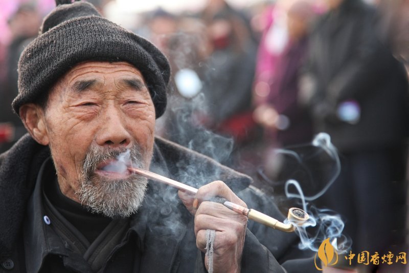 旱煙和煙卷哪個危害大，旱煙袋很有講究