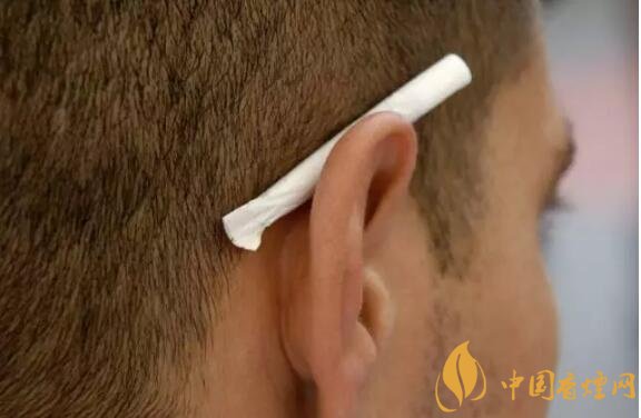 香煙夾耳朵上是怎么來(lái)的，耳夾煙是男人的專利